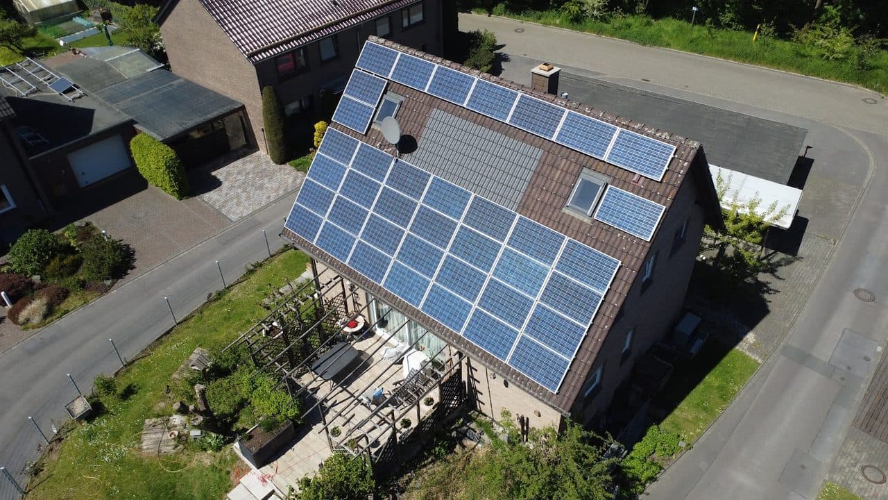 Einfamilienhaus mit Photovoltaikanlage auf dem Satteldach, Luftaufnahme