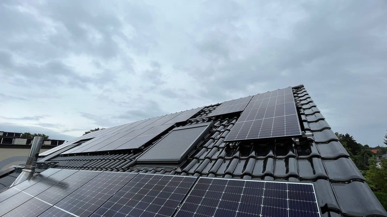 Nahaufnahme verlegter Solarmodule auf einem Ziegeldach