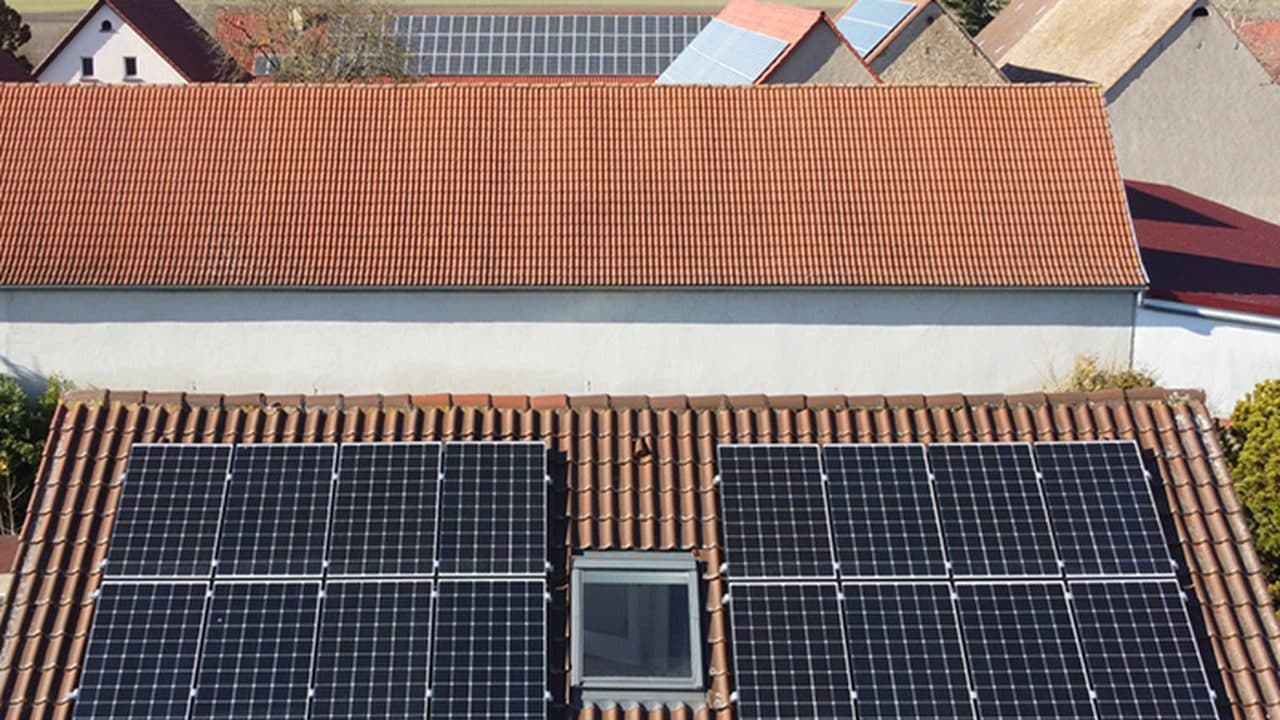 Ziegeldach mit Photovoltaikmodulen aus der Luft